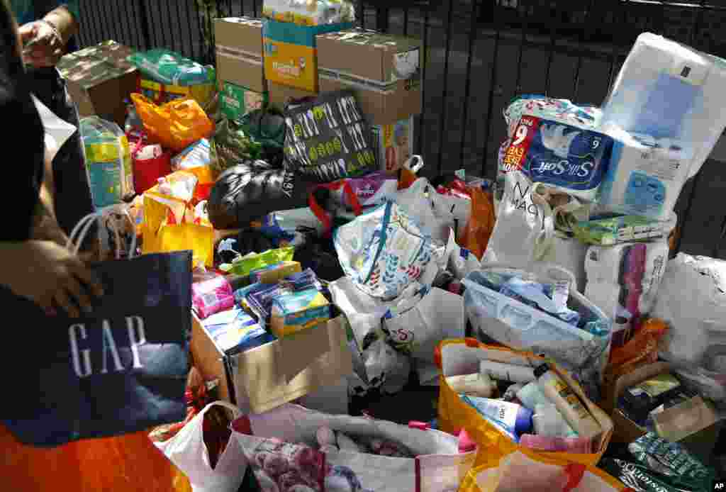 جمع آوری غذا، پوشاک و&nbsp; سایر مایحتاج توسط خیرین برای افرادی که خانه شان را در آتش سوزی برج مسکونی در لندن از دست داده اند.