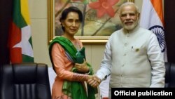  နိုင်ငံတော်၏အတိုင်ပင်ခံ ဒေါ်အောင်ဆန်းစုကြည် အိန္ဒိယ ဝန်ကြီးချုပ် Narendra Modi နဲ့ လာအိုနိုင်ငံ ဗီယင်ကျန်းမှာ သီးသန့်တွေ့ဆုံခဲ့စဉ်။ (စက်တင်ဘာ၊ ၂၀၁၆)