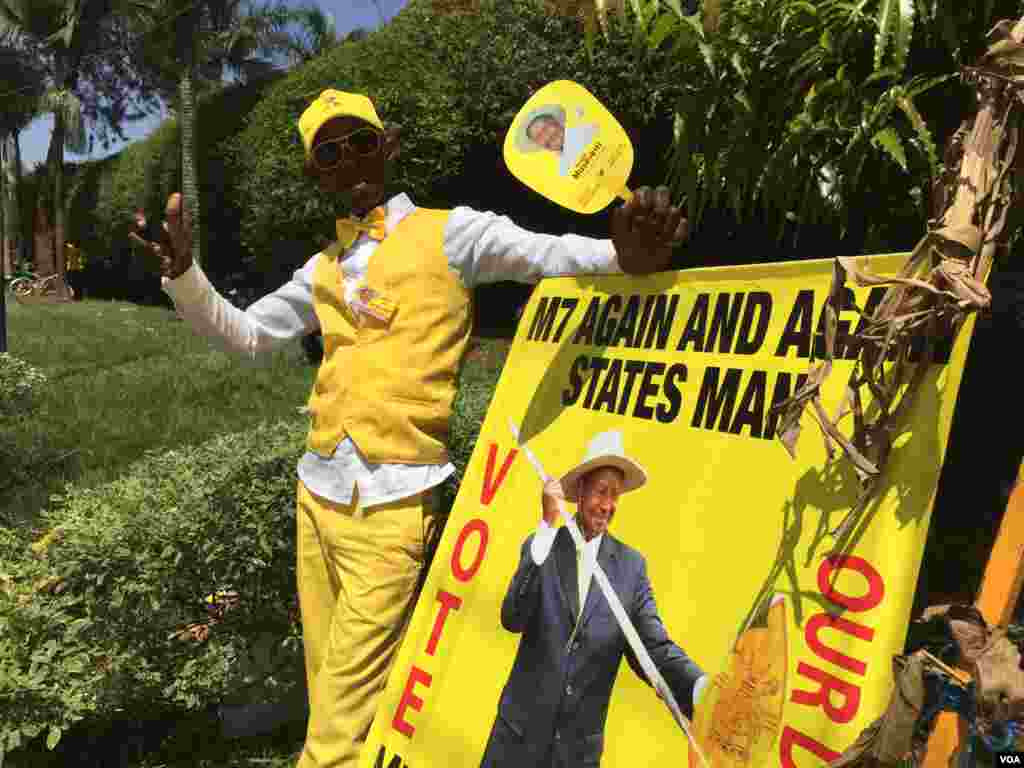 A supporter of President Yoweri Museveni at a rally in Kisaasi, a suburb of Kampala, Uganda, Feb. 16, 2016. (Photo: J. Craig / VOA )