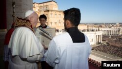 El Papa Francisco entrega el mensaje "Urbi et Orbi" desde el balcón principal de la Basílica de San Pedro en el Vaticano, 25 de diciembre de 2019. (Foto de Medios del Vaticano)