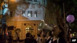در یکی از راهپیمایی ها در اعتراض به خشونت علیه زنان، تصویر یکی از قربانیان خشونت روز دیوار انداخته شد.