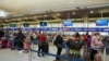 Los pasajeros hacen fila en el Aeropuerto Internacional JFK después de que las aerolíneas anunciaran la cancelación de numerosos vuelos durante la propagación de la variante del coronavirus ómicron, víspera de Navidad en Nueva York, el 24 de diciembre de 2022. 