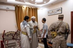 Gubernur provinsi Marib Sheikh Sultan al-Aradah (dua dari kiri), di sebuah hotel di Marib, Yaman, 21 Juni 2021.