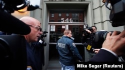 24일 미국 뉴욕시 경찰이 에볼라 감염 판정을 받은 크레이그 스펜서가 살던 건물로 들어가고 있다.