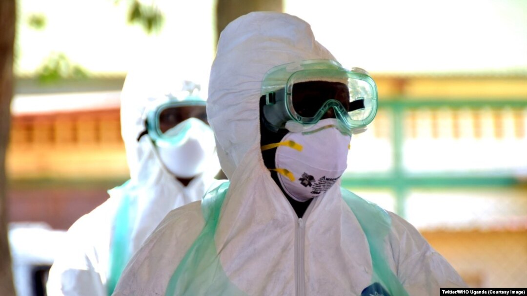 Wafanyakazi wa afya wanaowahudumia wagonjwa wenye virusi vya Ebola wakiwa katika vazi linalowalinda na maambukizi nchini Uganda