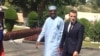 Les présidents français et tchadien Emmanuel Macron et Idriss Déby Itno à N'Djamena, le 23 décembre 2018. (VOA/André Kodmadjingar)