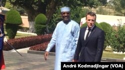 Les présidents tchadien et français, Idriss Déby Itno et Emmanuel Macron, à N'Djamena, le 23 décembre 2018. (VOA/André Kodmadjingar)