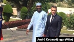 Les présidents français et tchadien Emmanuel Macron et Idriss Déby Itno à N'Djamena, le 23 décembre 2018. (VOA/André Kodmadjingar)