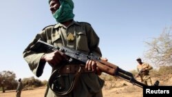 Mali’s security forces are being advised to join Sahelian neighbors to defeat terrorists in the region. A soldier was training with U.S. advisers bear Goa in eastern Mail in 2006.