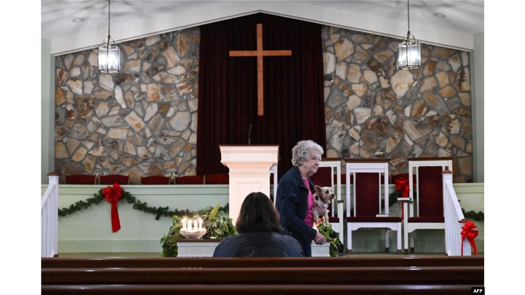 Orang-orang menghadiri acara peringatan yang diadakan di Gereja Baptis Maranatha, tempat mantan Presiden Jimmy Carter biasa beribadah, di Plains, Georgia, 30 Desember 2024. (Alex Wroblewski / AFP)