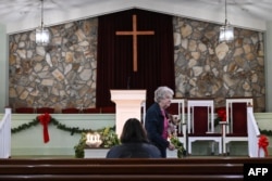 Orang-orang menghadiri acara peringatan yang diadakan di Gereja Baptis Maranatha, tempat mantan Presiden Jimmy Carter biasa beribadah, di Plains, Georgia, 30 Desember 2024. (Alex Wroblewski / AFP)