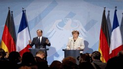 Tổng thống Pháp Francois Hollande (trái) và Thủ tướng Đức Angela Merkel. Ông Hollande công du nước Đức chỉ mấy tiếng đồng hồ sau khi tuyên thệ nhậm chức