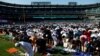 Le Dr. Muzammil Siddiqi de la "Société islamique du comté d'Orange" dirige la prière de l'Eid al-Fitr, Angel Stadium, Anaheim, Californie, le 25 juin 2017. 