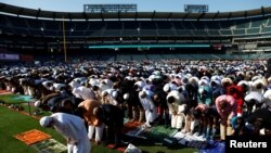 Le Dr. Muzammil Siddiqi de la "Société islamique du comté d'Orange" dirige la prière de l'Eid al-Fitr, Angel Stadium, Anaheim, Californie, le 25 juin 2017. 