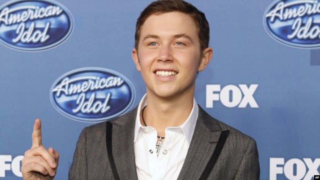 Scotty McCreery, winner of the 10th season of "American Idol", poses backstage in Los Angeles May 25, 2011.