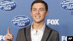 Scotty McCreery, winner of the 10th season of "American Idol", poses backstage in Los Angeles May 25, 2011.