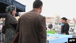 Seorang perempuan Muslim berjilbab di Marseilles, Perancis.