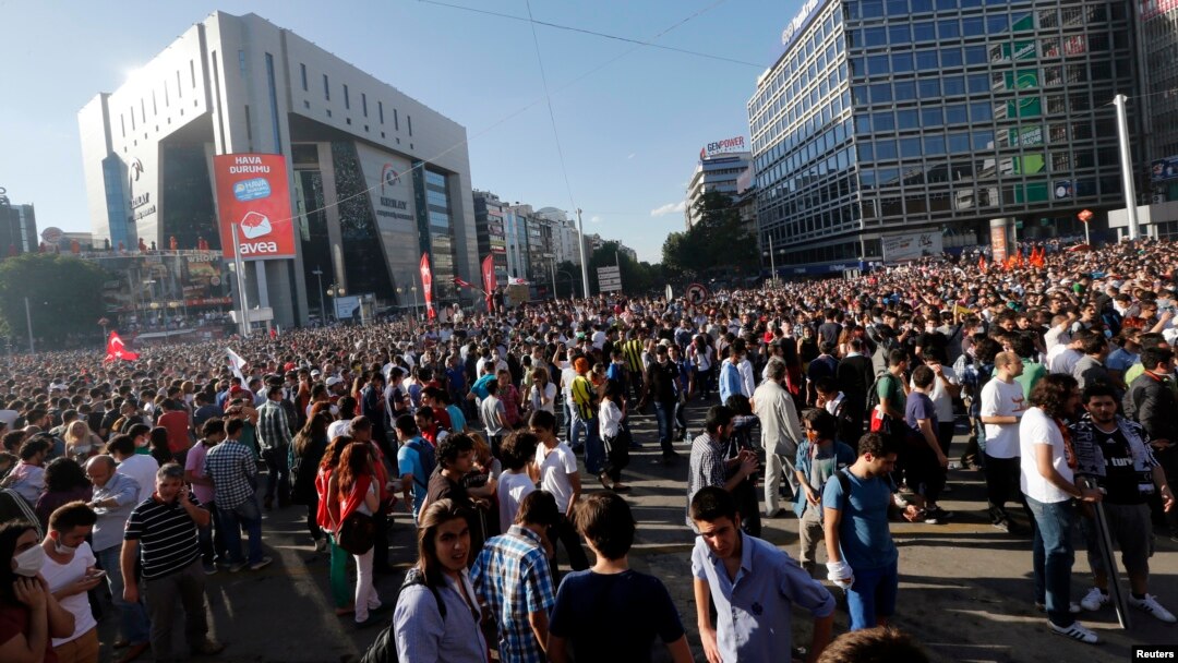 Para demonstran anti pemerintah melakukan unjuk rasa di Lapangan Kizilay, Ankara, Turki (1/6). 