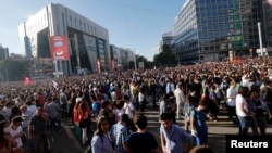 Para demonstran anti pemerintah melakukan unjuk rasa di Lapangan Kizilay, Ankara, Turki (1/6). 