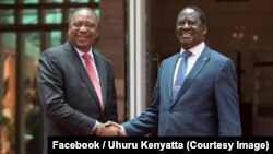 Poignée de main entre le président kenyan Uhuru Kenyatta (à g.) et le chef de l'opposition Raila Odinga à Nairobi, le 9 mars 2018.