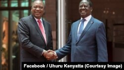 Le président kényan Uhuru Kenyatta, à gauche, a rencontré vendredi le chef de l'opposition Raila Odinga, à droite, pour la première fois depuis sa réélection contestée en octobre, à Nairobi, Kenya, 9 mars 2018. (Facebook/Uhuru Kenyatta) 