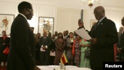 Zimbabwe President Robert Mugabe swears in then-Vice President John Nkomo, Harare, Dec. 14, 2009.