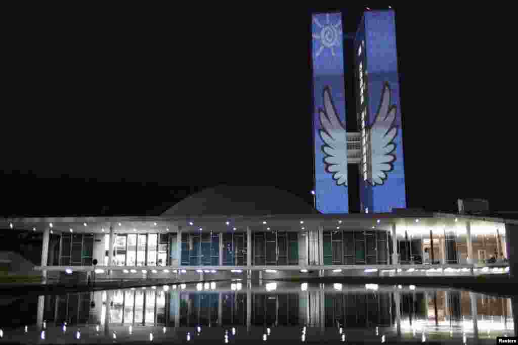 Una imagen es proyectada en las torres que forman parte del Congreso Nacional de Brasil durante la semana de la cultura, el pasado 9 de noviembre. 