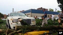 A causa del tornado varias personas quedaron atrapadas en sus casas.