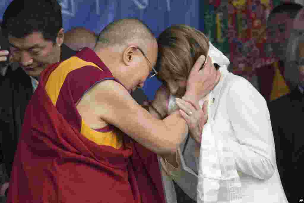 دالای لاما رهبرمعنوی بودائیان تبت به نانسی پلوسی، رهبر اقلیت دموکرات مجلس نمایندگان آمریکا یک روسری سنتی هدیه داد.