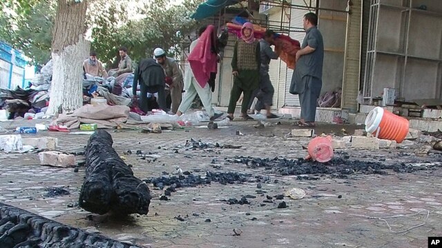 Vendedores afganos revisan sus productos en una calle de la ciudad de Kunduz, que el ejército dice haber recuperado.