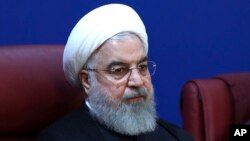 En esta foto publicada por el sitio web oficial de la oficina de la Presidencia iraní, el presidente Hassan Rouhani asiste a una reunión con funcionarios del ministerio de finanzas en Teherán, Irán, el lunes 5 de noviembre de 2018.