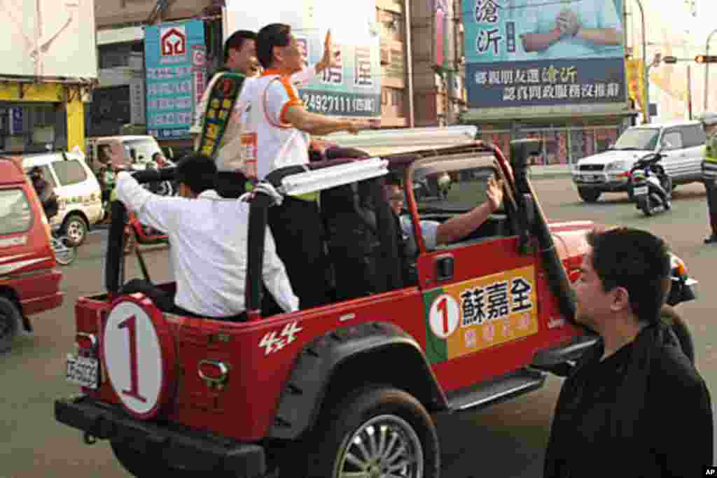 海报上候选人给选民作揖