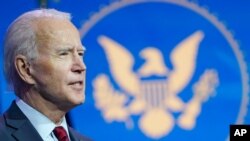 El proyectado presidente electo Joe Biden habla en el Teatro Queen de Wilmington, Delaware, el 8 de diciembre de 2020.