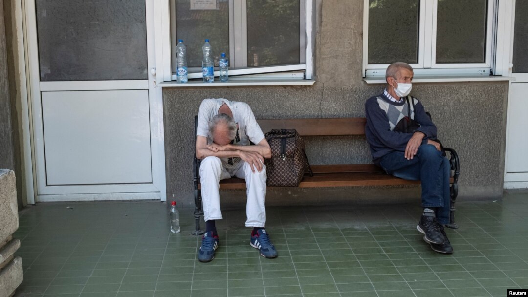 Ljudi za koje se sumnja da su oboleli od koronavirusa čekaju ispred ulaza u Kliniku za tropske i infektivne bolesti u Beogradu, 26. juna 2020. (Foto: Reuters/Marko Đurica)