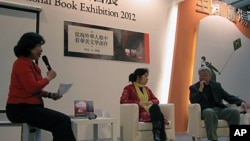 哈金(右一)在台北書展活動上資料照。