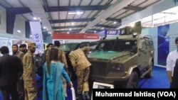 کراچی میں منعقدہ دفاعی سازو سامان کی ایک نمائش کا منظر۔ 2014