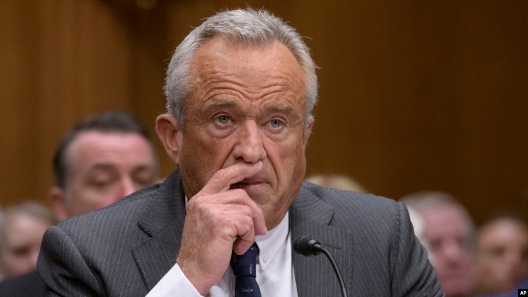 Robert F. Kennedy Jr, moun Prezidan Trump nomen pou pos Sekrete Sante ak Sevis Imen, temwaye devan Komisyon Sante, Edikasyon Travay ak Pansyon Sena Etazini an, 30 Janvye 2025.