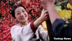 북한에서 한국계 미국인이 제작한 영화 '산너머 마을' 중 한 장면. 주연 여배우 김경님의 모습이다.