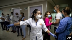 La enfermera jefe Carla Rivero dirige a trabajadores de salud de Venezuela y Cuba, antes de que reciban una dosis de la vacuna Sinopharm COVID-19 en un centro de salud en Caracas, Venezuela. Marzo 7, 2021.