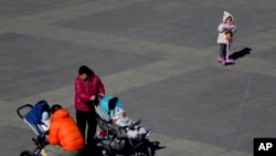 北京一座公园里带孩子的居民（美联社，2019年2月17日）