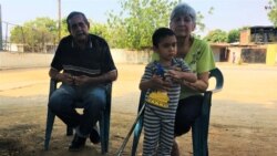 En el primer aniversario del Gran apagón en Venezuela, José Morán, junto a su esposa, narra sus vivencias a la VOA sobre aquellos días. Foto: Gustavo O. /VOA.