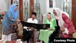 Presiden Joko Widodo bersilaturahmi dengan Ibu Sinta Nuriyah dan keluarga pada haul Gus Dur, hari Jumat 7/9. (Courtesy: Setpres RI)