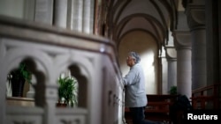 一位女士在上海郊外的佘山天主教堂祈祷。（2013年10月28日资料照片）