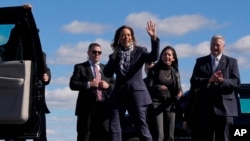 La candidata presidencial demócrata y vicepresidenta , Kamala Harris, llega al aeropuerto Trenton-Mercer, en el condado de Mercer, Nueva Jersey, el miércoles 16 de octubre de 2024, de camino a un mitin de campaña en Pensilvania (AP Foto/Jacquelyn Martin).