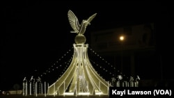 Le rond-point Colombe de la paix, à Lomé, Togo, 21 décembre 2017. (VOA/Kayi Lawson)