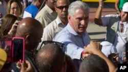 El presidente de Cuba, Miguel Díaz-Canel, saluda a los residentes cuando llega a Caimanera, Cuba, el jueves 14 de noviembre de 2019. Díaz-Canel está haciendo su primer viaje a la ciudad de Caimanera, el punto más cercano en Cuba a la base naval estadounid