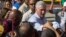El presidente de Cuba, Miguel Díaz-Canel, saluda a los residentes cuando llega a Caimanera, Cuba, el jueves 14 de noviembre de 2019. Díaz-Canel está haciendo su primer viaje a la ciudad de Caimanera, el punto más cercano en Cuba a la base naval estadounid