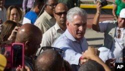 El presidente de Cuba, Miguel Díaz-Canel, saluda a los residentes cuando llega a Caimanera, Cuba, el jueves 14 de noviembre de 2019. 