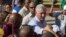 El presidente de Cuba, Miguel Díaz-Canel, saluda a los residentes cuando llega a Caimanera, Cuba, el jueves 14 de noviembre de 2019.