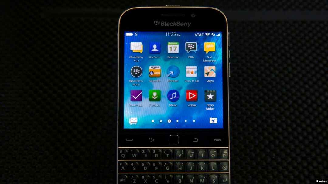 ARSIP – BlackBerry akan terus memberikan dukungan bagi sistem operasi BlackBerry 10, namun produksi telepon pintar klasiknya, seperti yang ditunjukkan pada peluncurannya di akhir 2014, tidak akan diteruskan. (foto: REUTERS/Brendan McDermid)